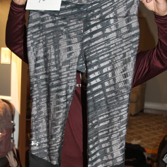 Under Armour Pants - Women's Under Armour Large Grey and Black Capri yoga pants